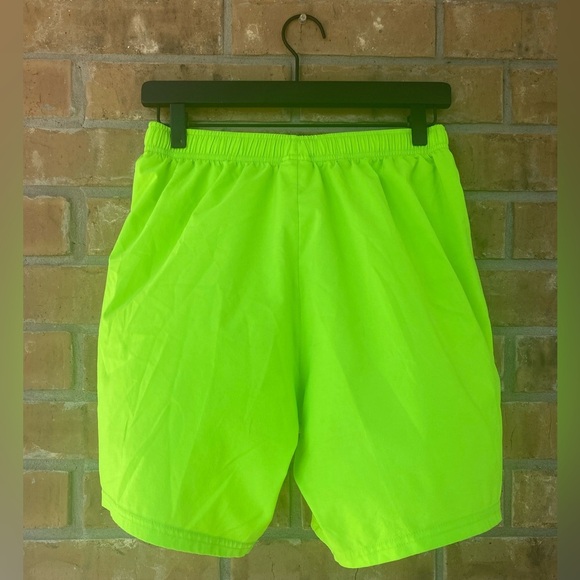 Gymshark Lightweight Neon Green Shorts 7” with zippered pockets, Size Medium - Picture 8 of 10